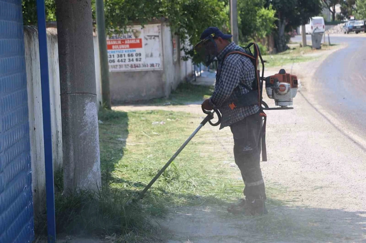 Ko&ccedil;arlı Belediyesi&rsquo;nden Şahinciler&rsquo;de &ccedil;evre mesaisi
