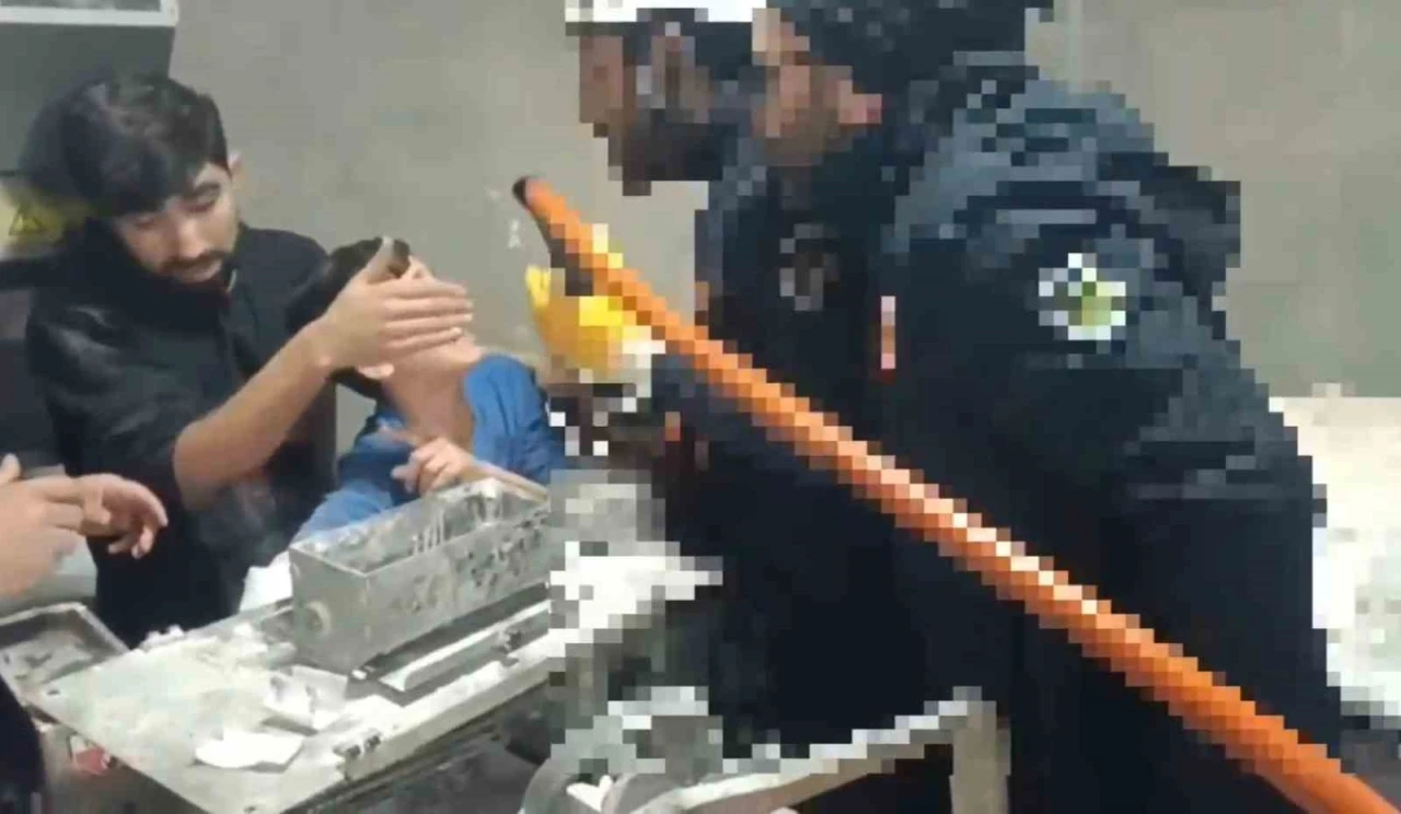 Kolu hamur makinesine sıkışan &ccedil;ocuğun imdadına itfaiye yetişti
