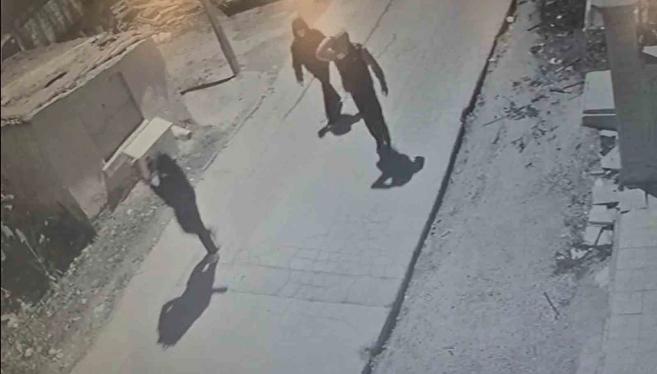 Kombi çalan 5 şüpheliden 4’ü tutuklandı
