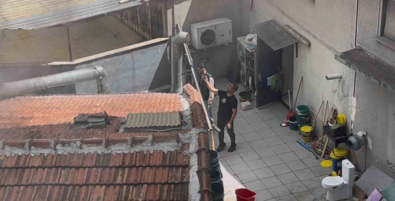 Komşusunun çatısında çıkan yangını terasından film gibi izledi
