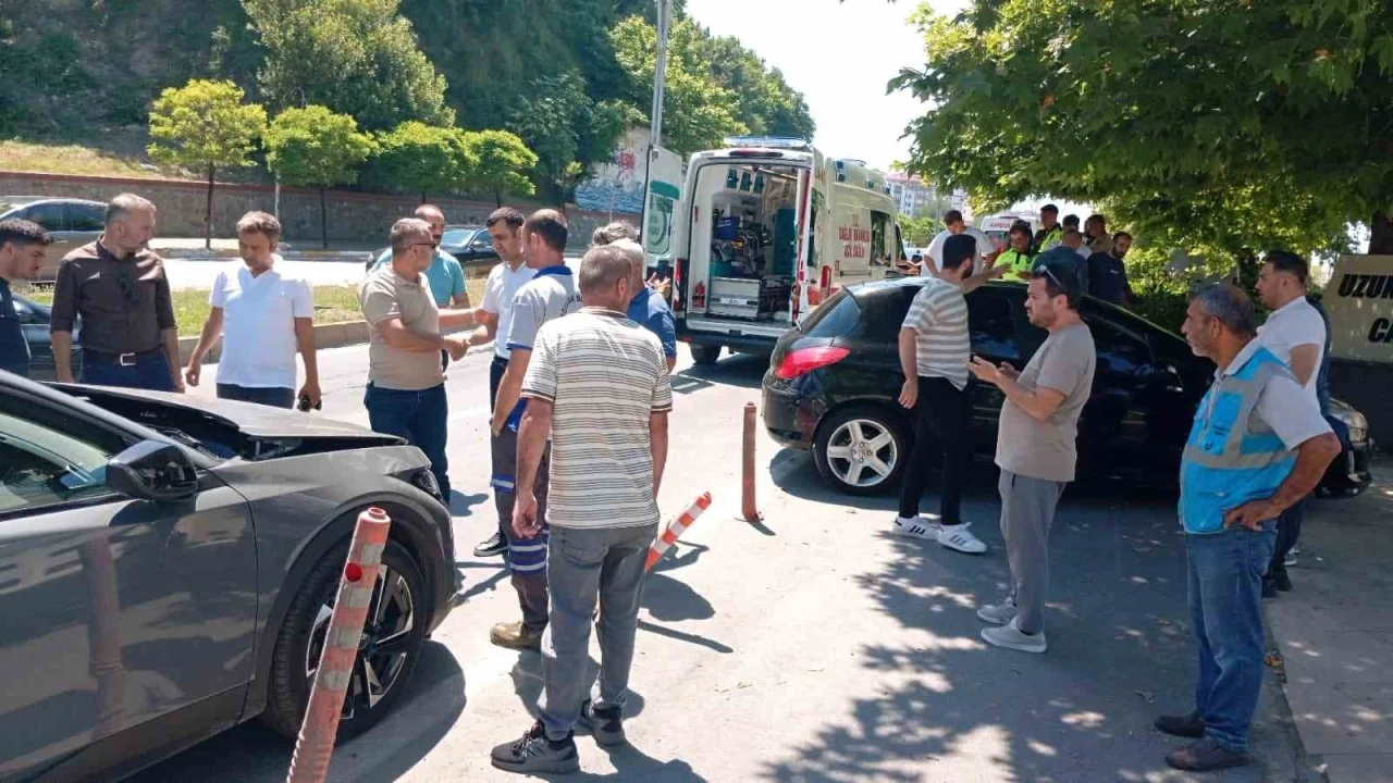 Kontrolden &ccedil;ıkan ara&ccedil; 3 otomobile &ccedil;arpıp cami bah&ccedil;esine girdi
