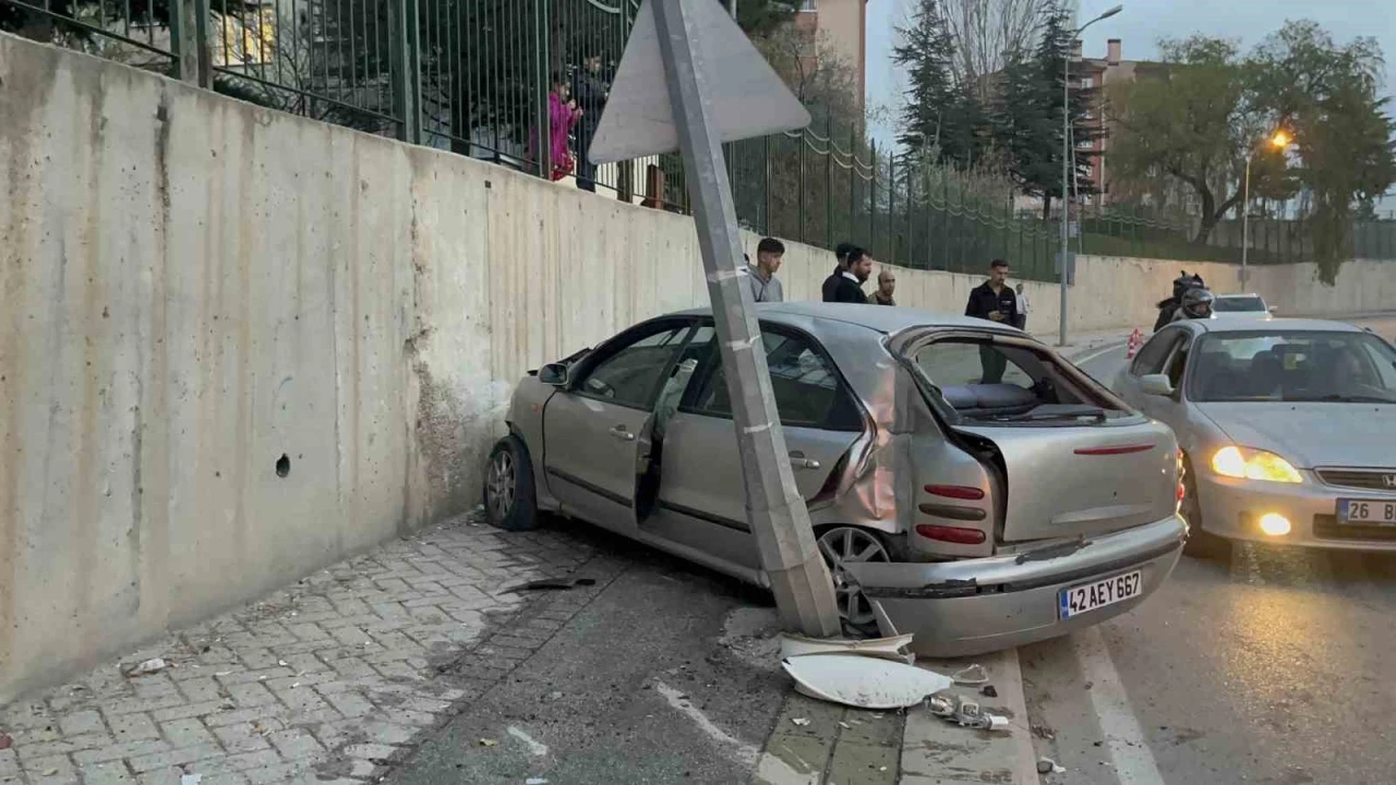 Kontrolden çıkan araç aydınlatma direğine çarpıp hurdaya döndü
