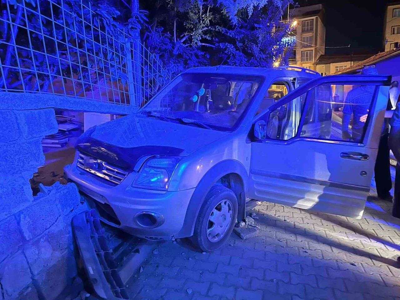 Kontrolden çıkan araç bahçe duvarına çarptı: 1 yaralı
