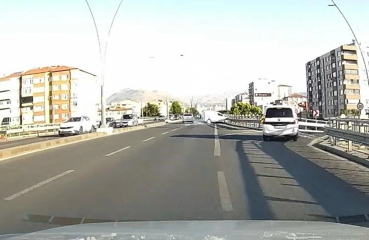 Kontrolden &ccedil;ıkan ara&ccedil; bariyerlere &ccedil;arptı: Kaza anı kamerada
