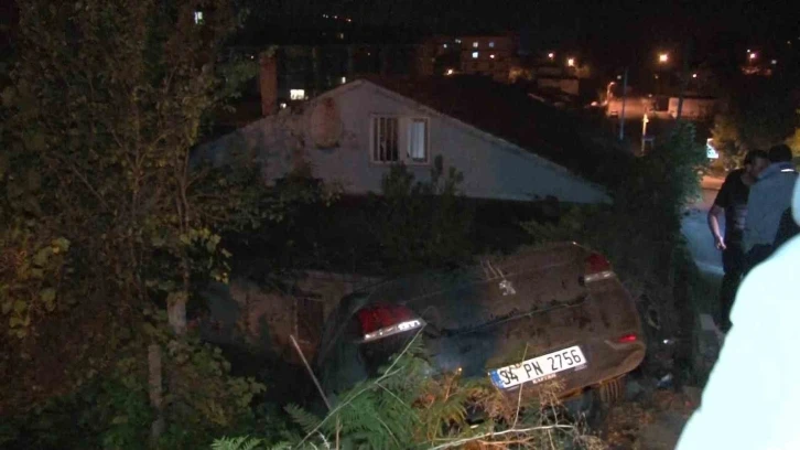 Kontrolden &ccedil;ıkan ara&ccedil; evin bah&ccedil;esine u&ccedil;tu
