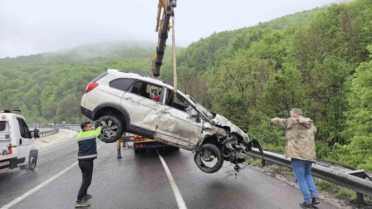 Kontrolden çıkan araç ormana uçtu: 1 ölü, 3 yaralı
