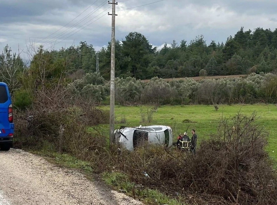 Kontrolden &ccedil;ıkan ara&ccedil; şarampole u&ccedil;tu; 1 yaralı
