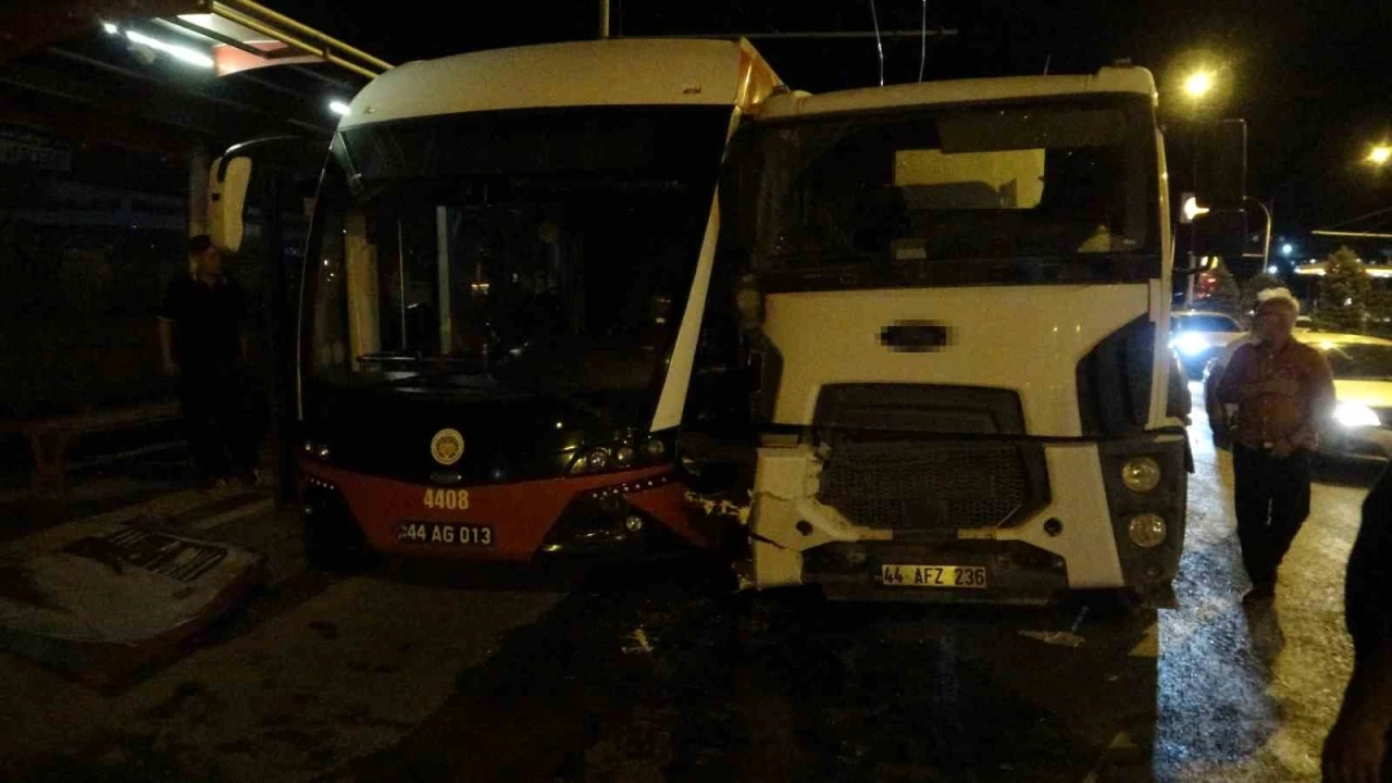 Kontrolden çıkan beton mikseri trambüse çarptı: 4 yaralı
