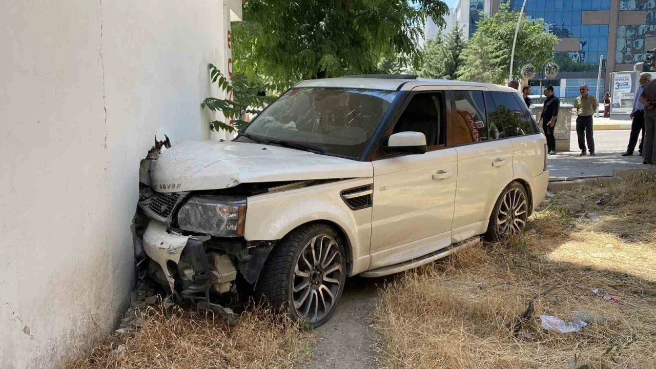 Kontrolden &ccedil;ıkan cip, kaldırımda y&uuml;r&uuml;yen vatandaşa &ccedil;arptı: 1&rsquo;i ağır 2 yaralı
