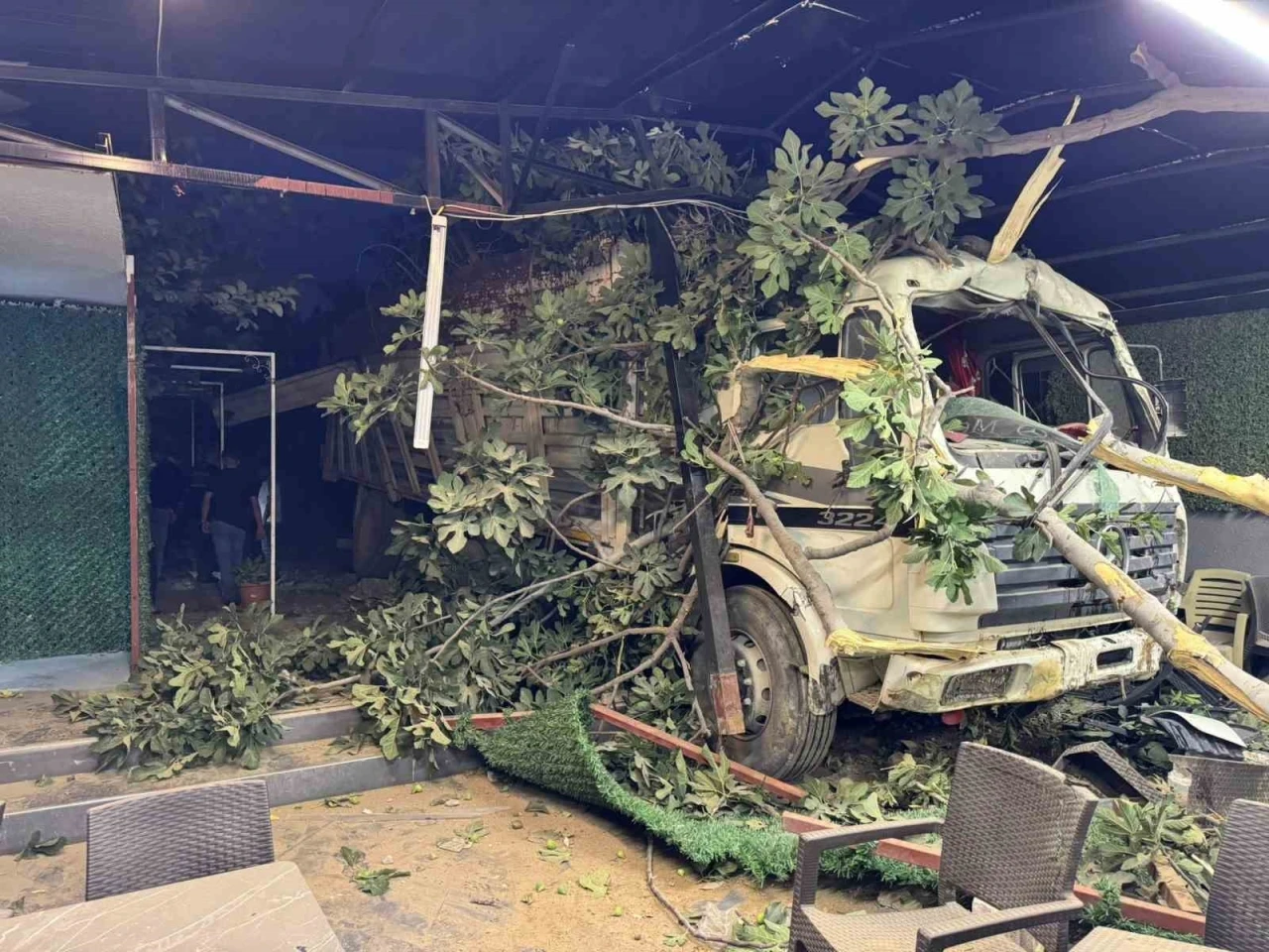 Kontrolden çıkan demir yüklü kamyon restoranın bahçesine uçtu: 2 yaralı

