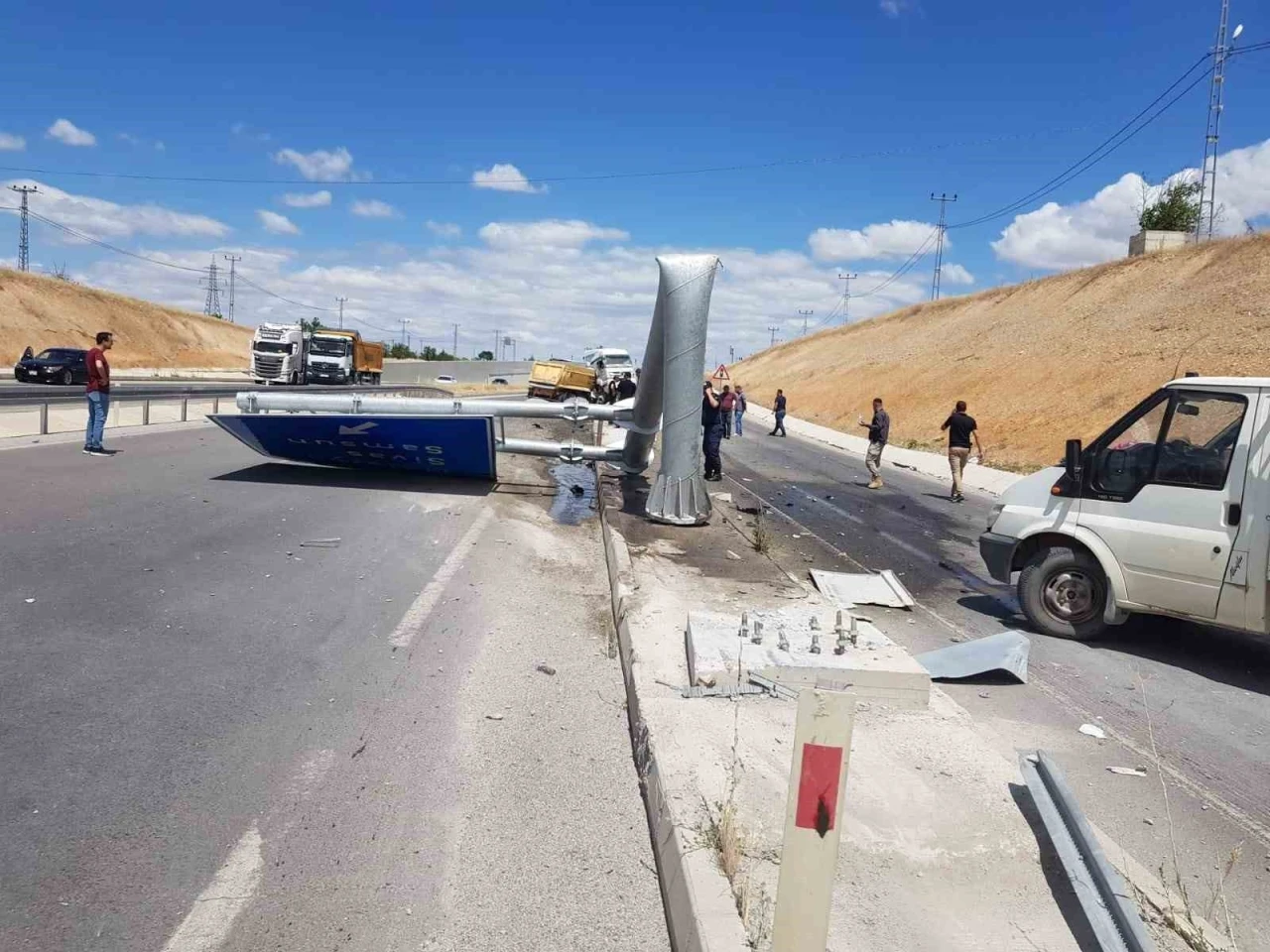 Kontrolden çıkan hafriyat kamyonu yön tabelasına çarptı: 1 yaralı
