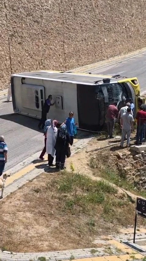 Kontrolden &ccedil;ıkan halk otob&uuml;s&uuml; devrildi: 1 yaralı
