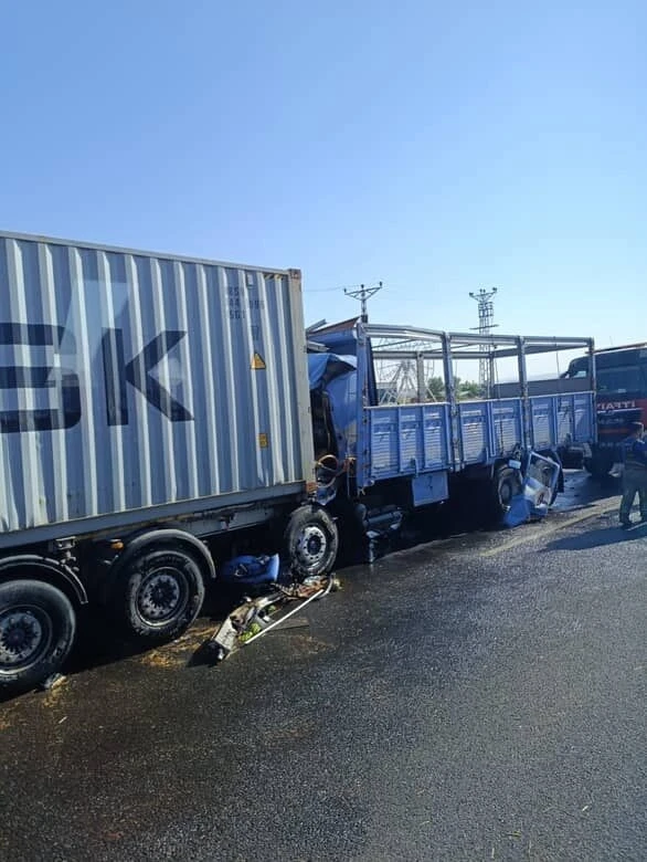 Kontrolden çıkan kamyon, önünde seyreden tıra çarptı: 1 yaralı
