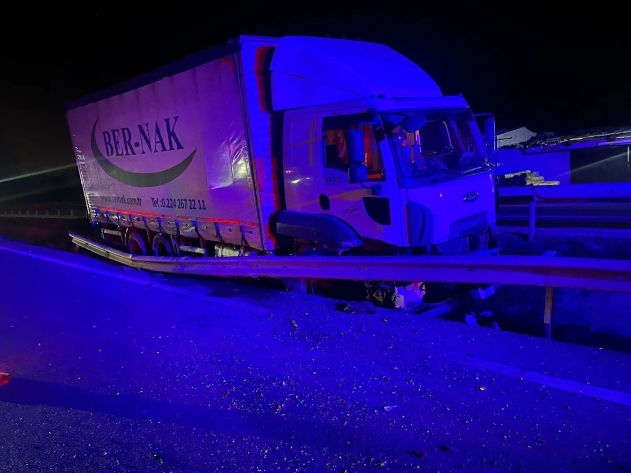 Kontrolden &ccedil;ıkan kamyon orta ref&uuml;je &ccedil;arparken, s&uuml;r&uuml;c&uuml;s&uuml; yaralandı

