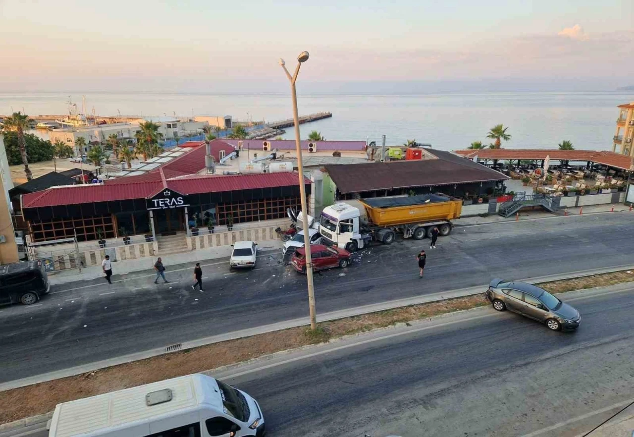 Kontrolden &ccedil;ıkan kamyon, park halindeki ara&ccedil;ları bi&ccedil;ti

