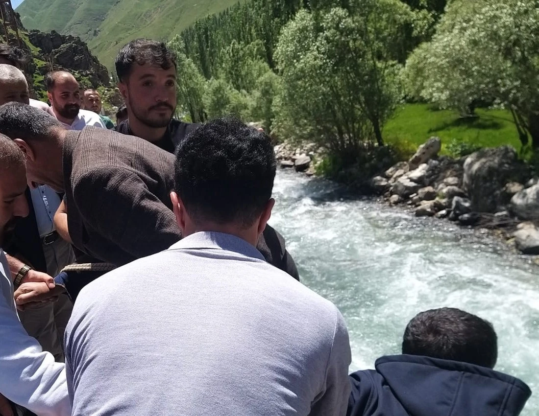 Kontrolden çıkan kamyonet dereye uçtu
