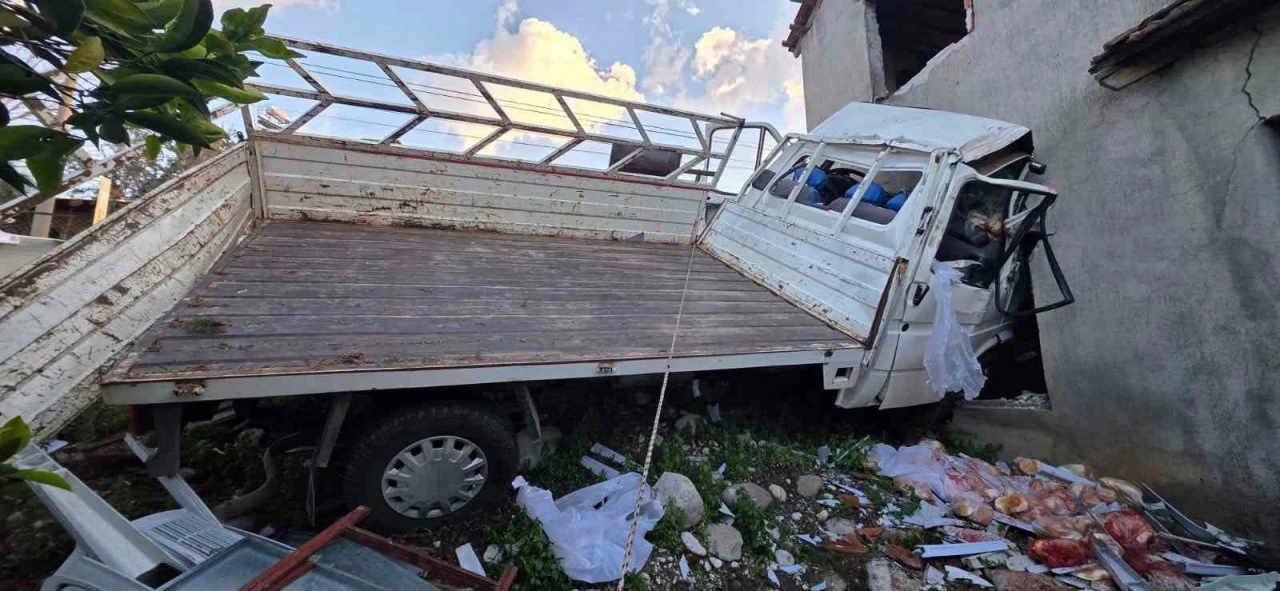 Kontrolden &ccedil;ıkan kamyonet eve &ccedil;arptı: 1 &ouml;l&uuml;
