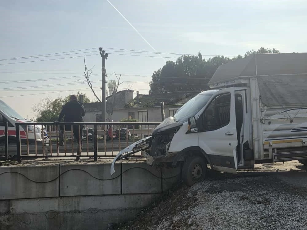 Kontrolden çıkan kamyonet köprü demirlerine saplandı