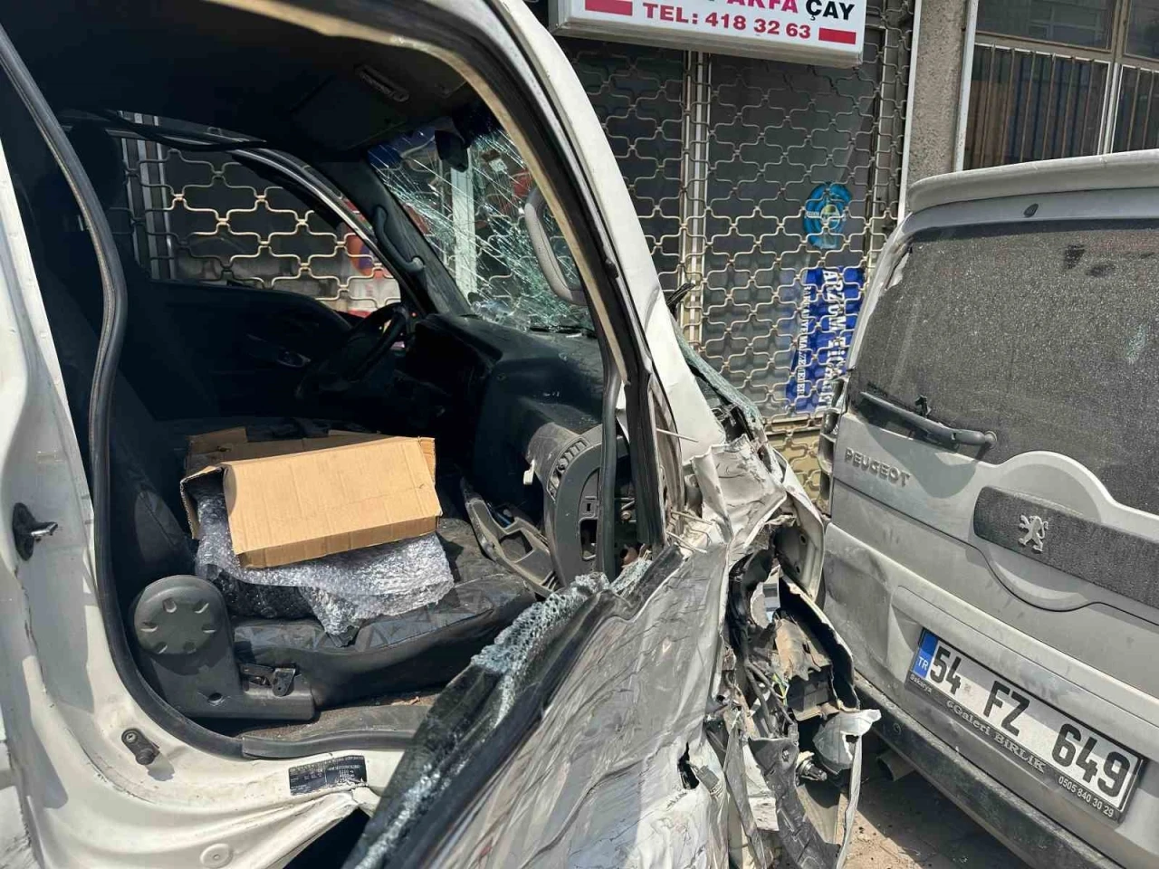 Kontrolden çıkan kamyonet önce park halindeki 5 araca sonra duvara çarptı
