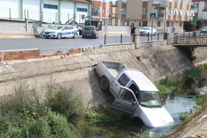 Kontrolden &ccedil;ıkan kamyonet sulama kanalına u&ccedil;tu
