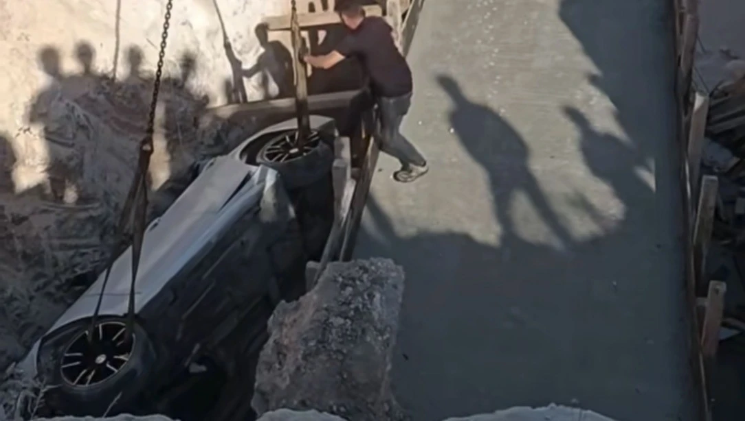 Kontrolden &ccedil;ıkan l&uuml;ks otomobil k&ouml;pr&uuml; inşaatı &ccedil;ukuruna d&uuml;şt&uuml;
