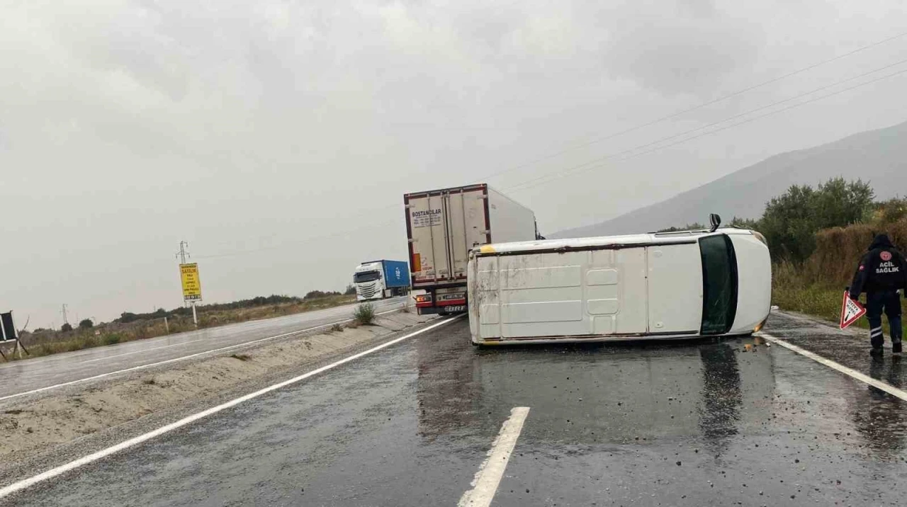 Kontrolden çıkan minibüs devrildi; 1 yaralı
