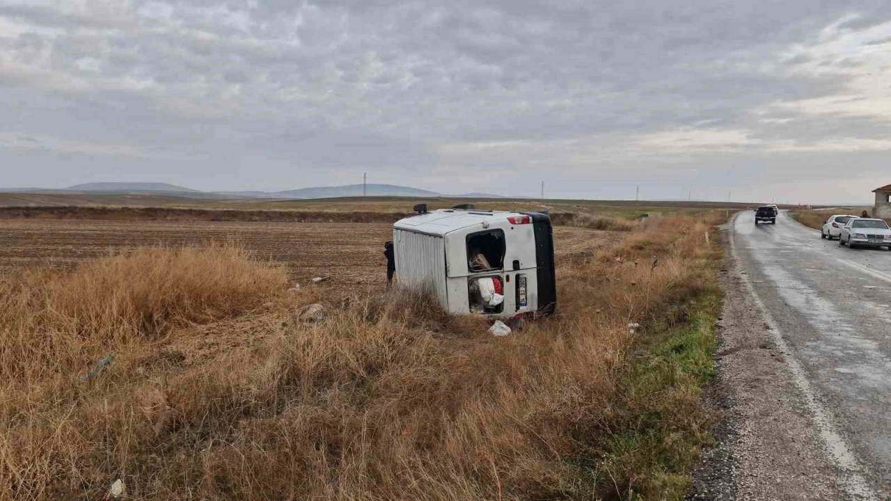 Kontrolden &ccedil;ıkan minib&uuml;s tarlaya devrildi: 3 yaralı

