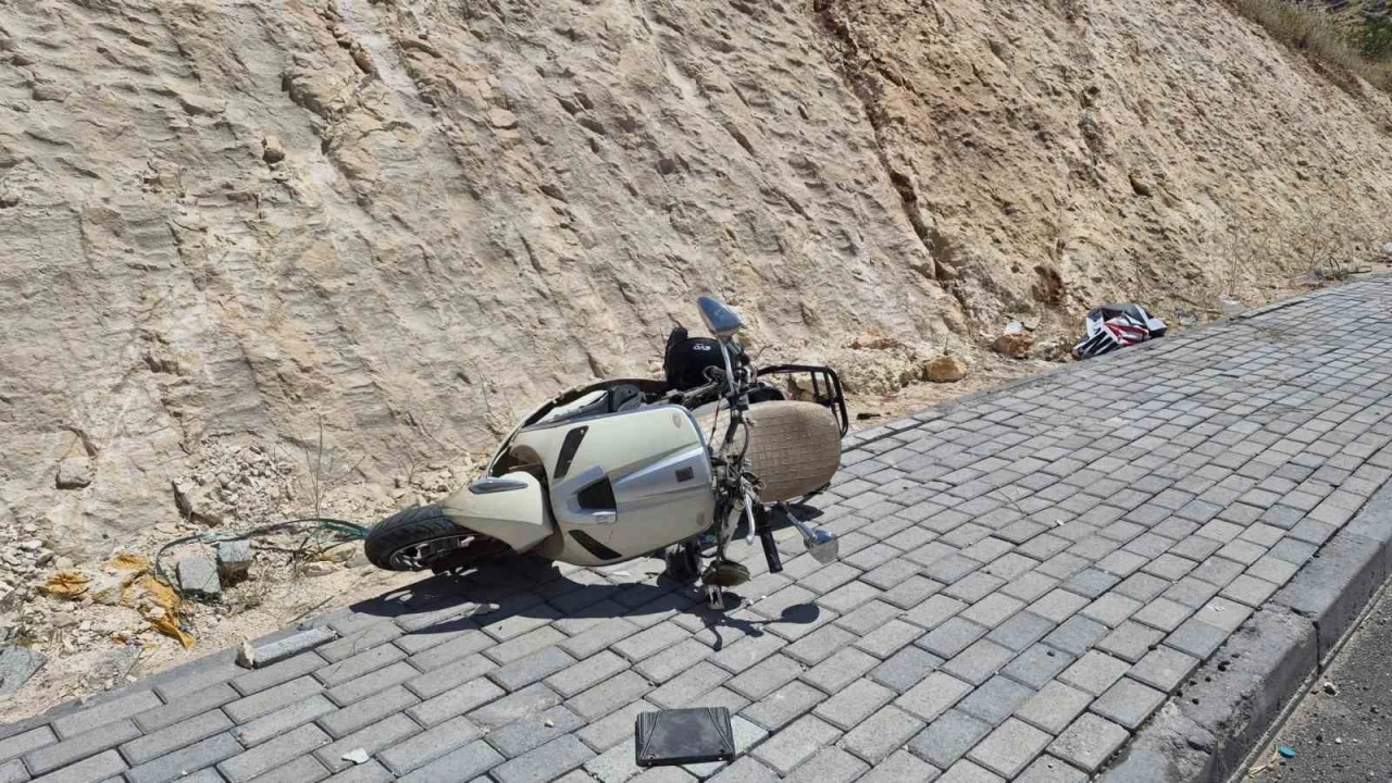 Kontrolden &ccedil;ıkan motosiklet devrildi: 1 yaralı
