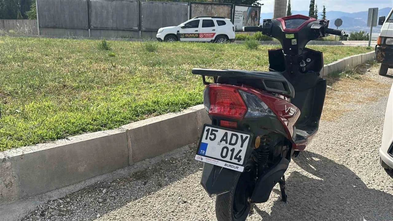 Kontrolden &ccedil;ıkan motosiklet devrildi, s&uuml;r&uuml;c&uuml; yaralandı
