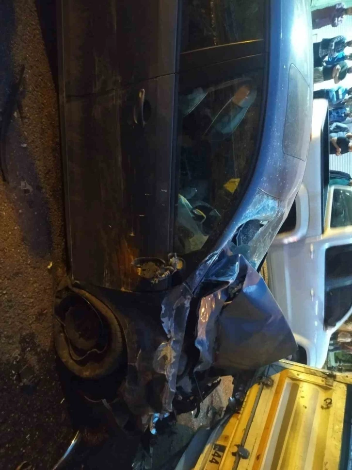 Kontrolden &ccedil;ıkan otomobil 4 araca &ccedil;arparak durabildi
