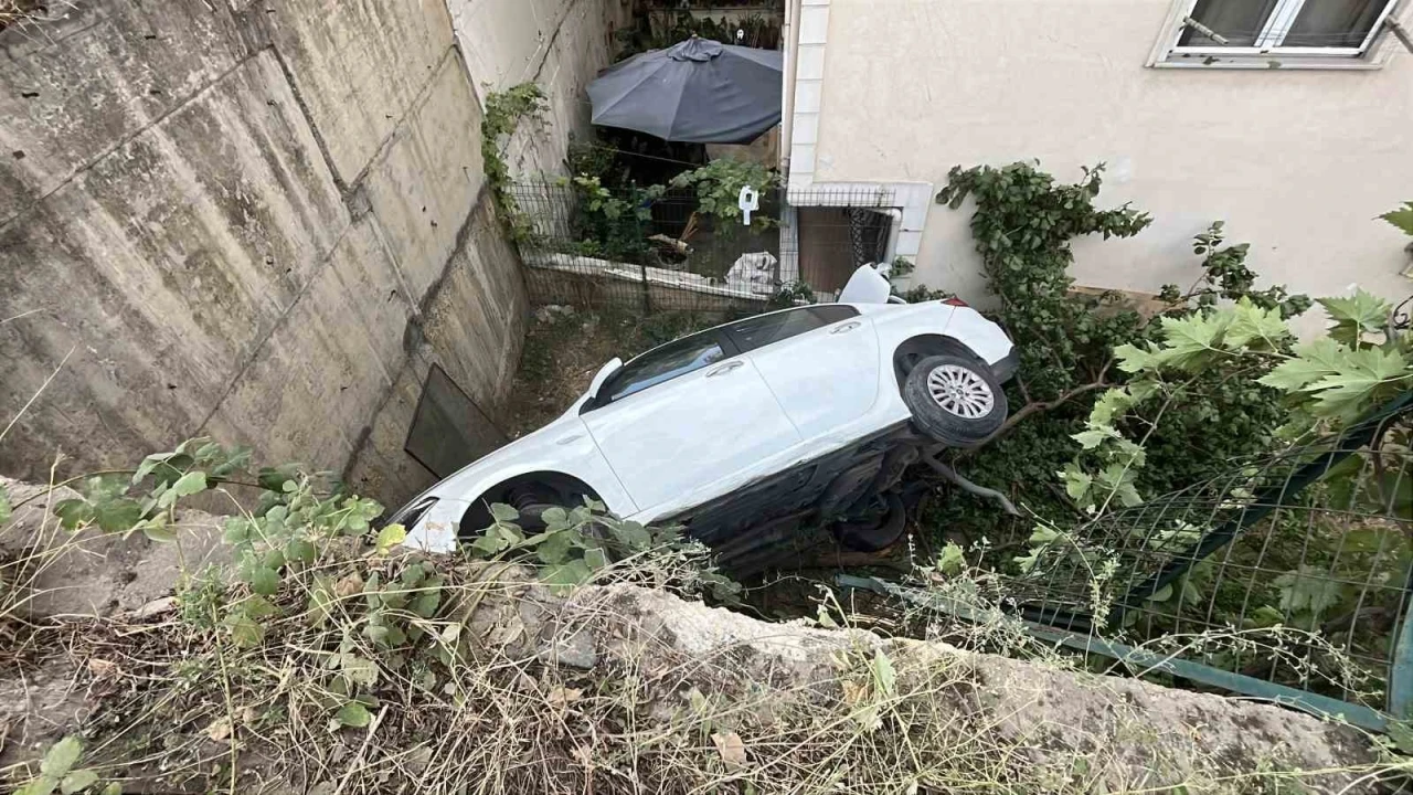 Kontrolden &ccedil;ıkan otomobil 5 metrelik y&uuml;kseklikten u&ccedil;tu: 2 kişinin burnu bile kanamadı, 1 yaralı
