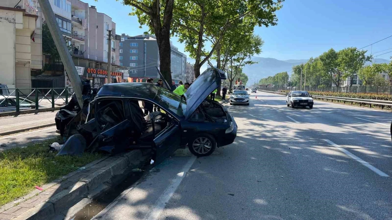 Kontrolden çıkan otomobil aydınlatma direğine çarptı: 1’i ağır 2 yaralı
