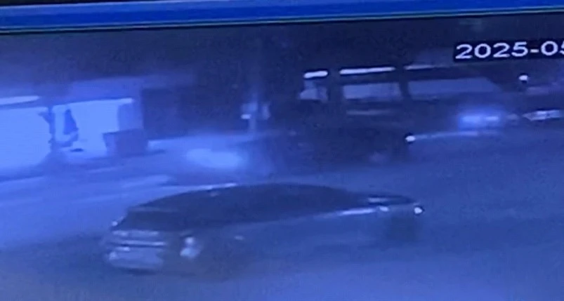 Kontrolden çıkan otomobil aydınlatma direğine çarptı: 2 yaralı
