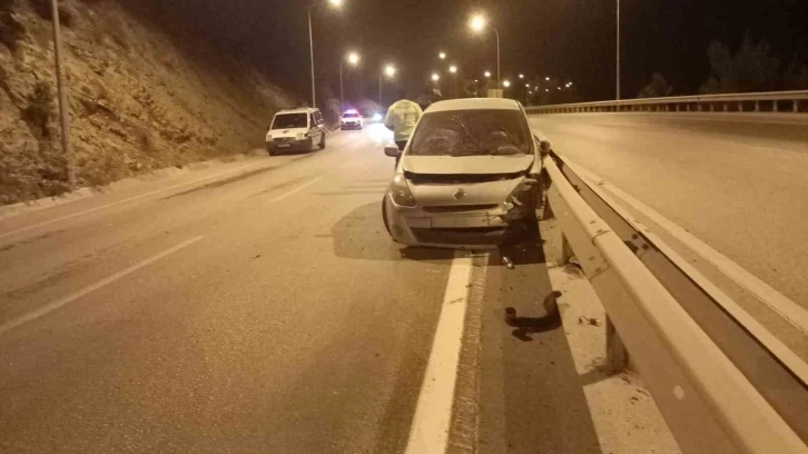 Kontrolden &ccedil;ıkan otomobil bariyerlere &ccedil;arptı
