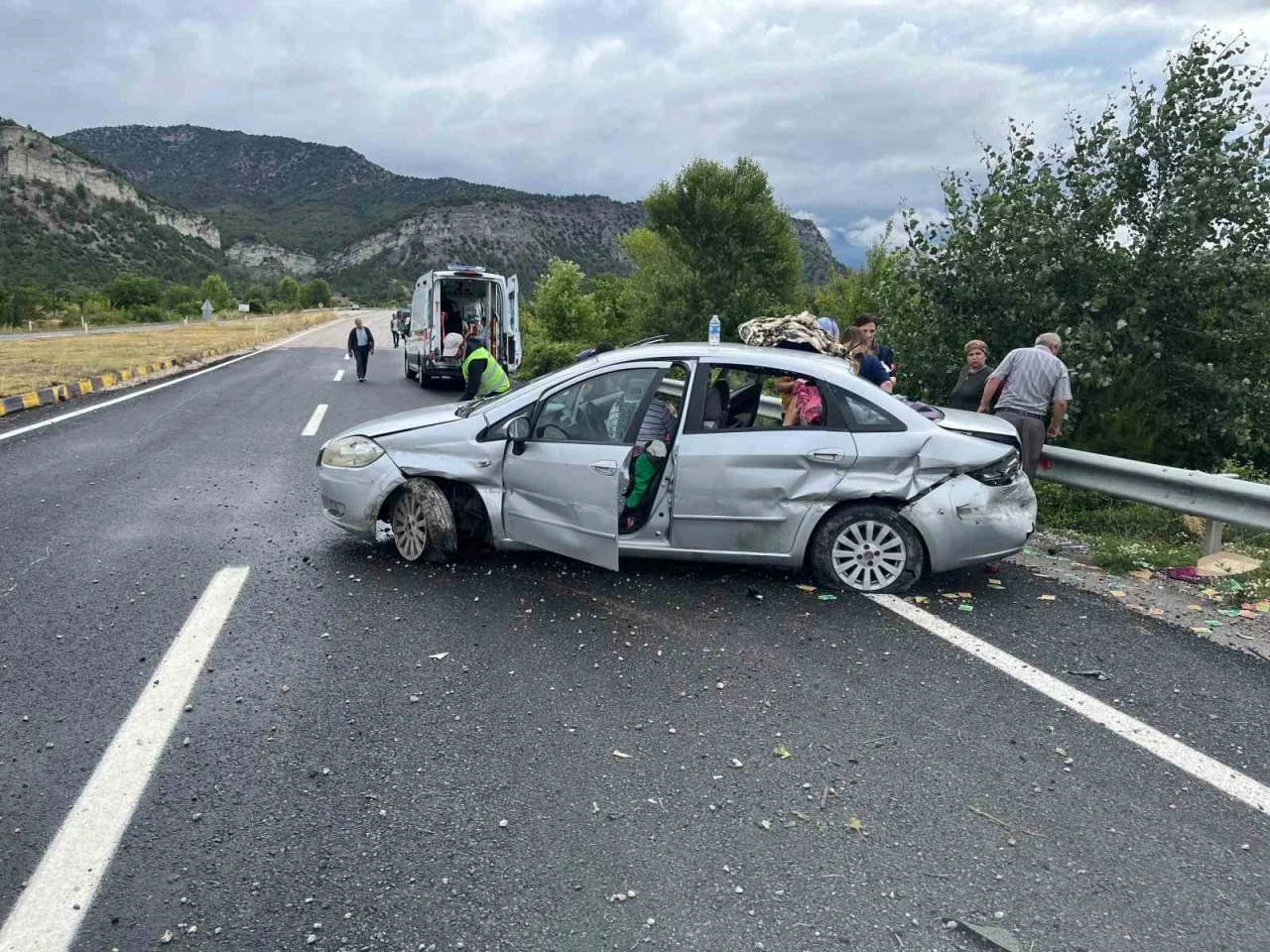 Kontrolden &ccedil;ıkan otomobil demir bariyerlere &ccedil;arptı: 5 yaralı
