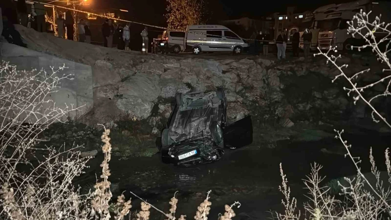 Kontrolden çıkan otomobil dereye uçtu: 1 ölü, 1 yaralı
