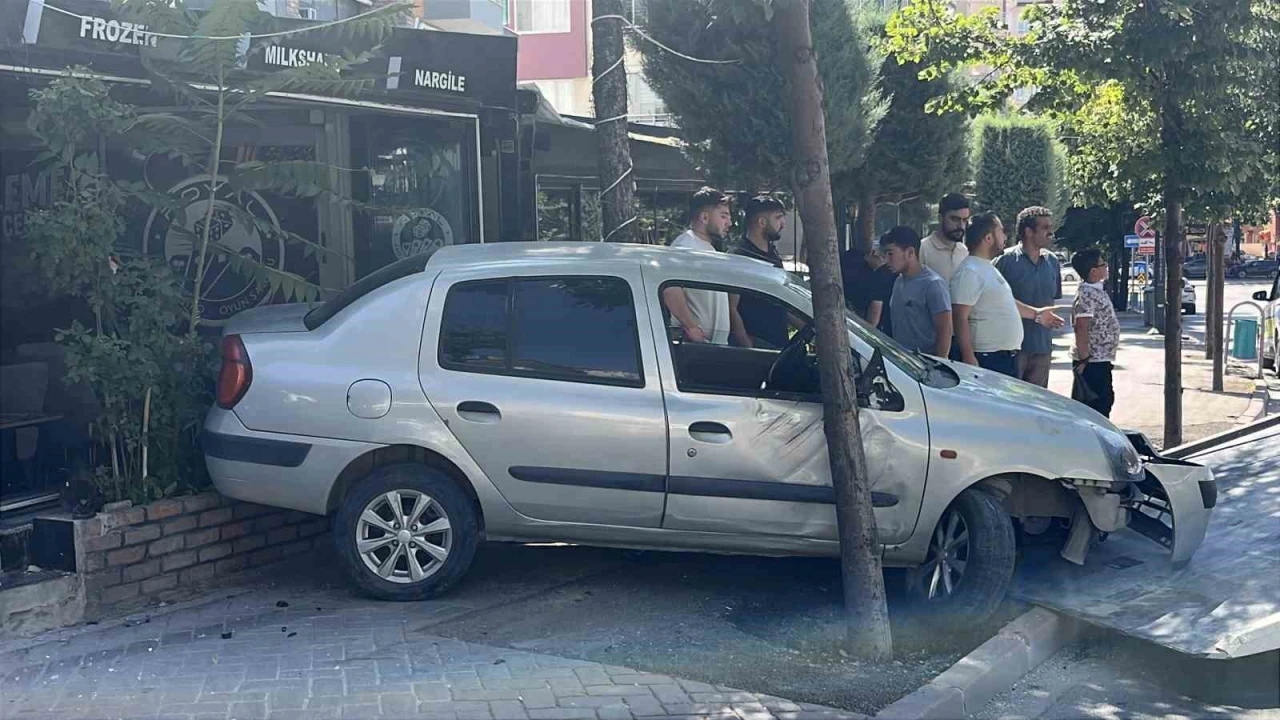 Kontrolden &ccedil;ıkan otomobil iş yerine daldı
