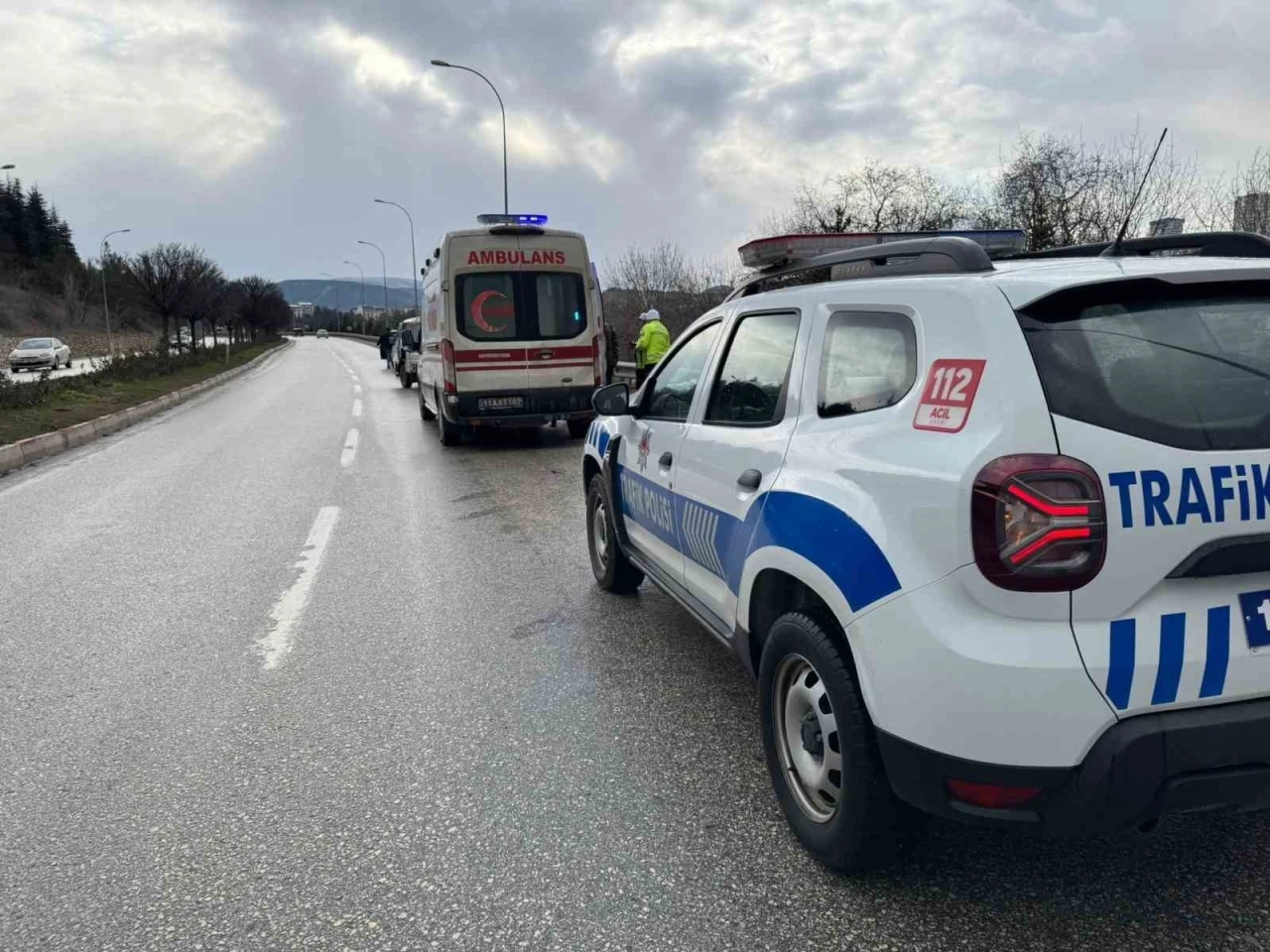 Kontrolden çıkan otomobil karşı şeride geçti, yaşanan trafik kazasında 2 kişi yaralandı
