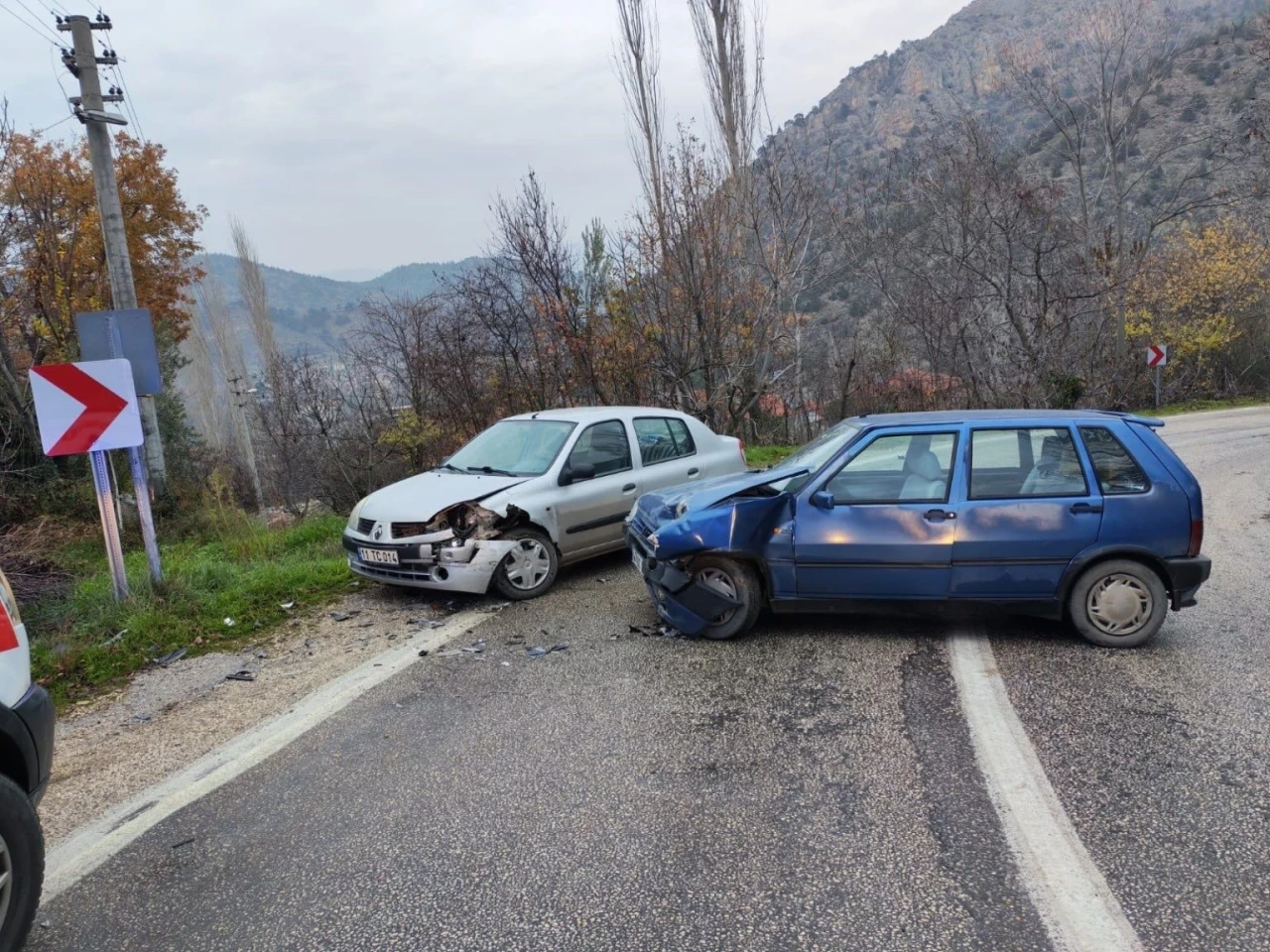 Kontrolden &ccedil;ıkan otomobil karşı y&ouml;nden gelen otomobile &ccedil;arptı, 1 yaralı
