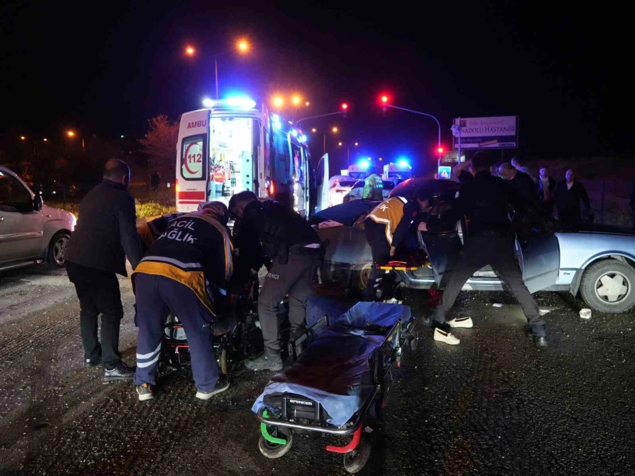 Kontrolden çıkan otomobil, kırmızı ışıkta bekleyen araçlara çarptı: 9 yaralı
