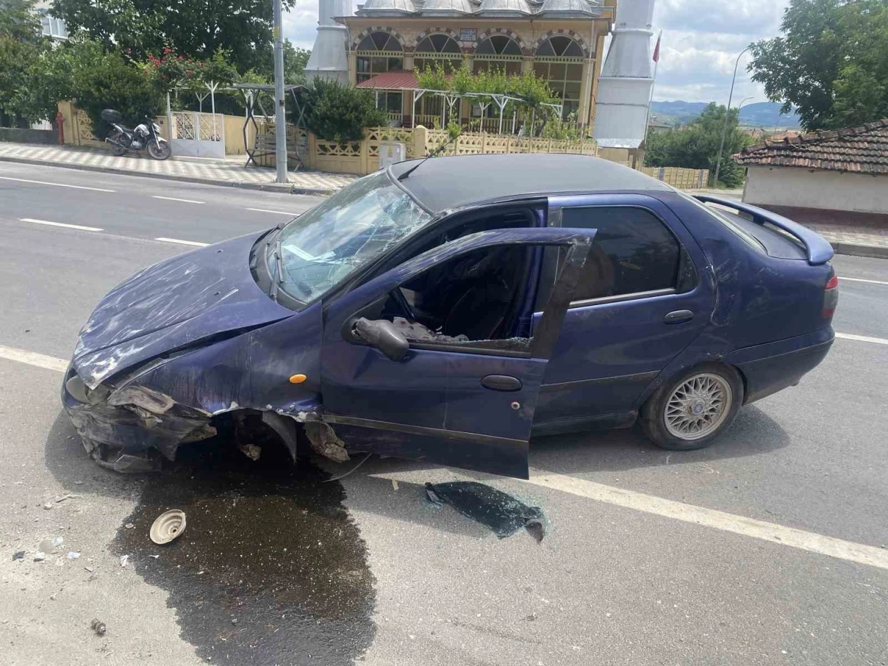 Kontrolden &ccedil;ıkan otomobil &ouml;nce bir bah&ccedil;e duvarına, ardından bir eve &ccedil;arparak durabildi
