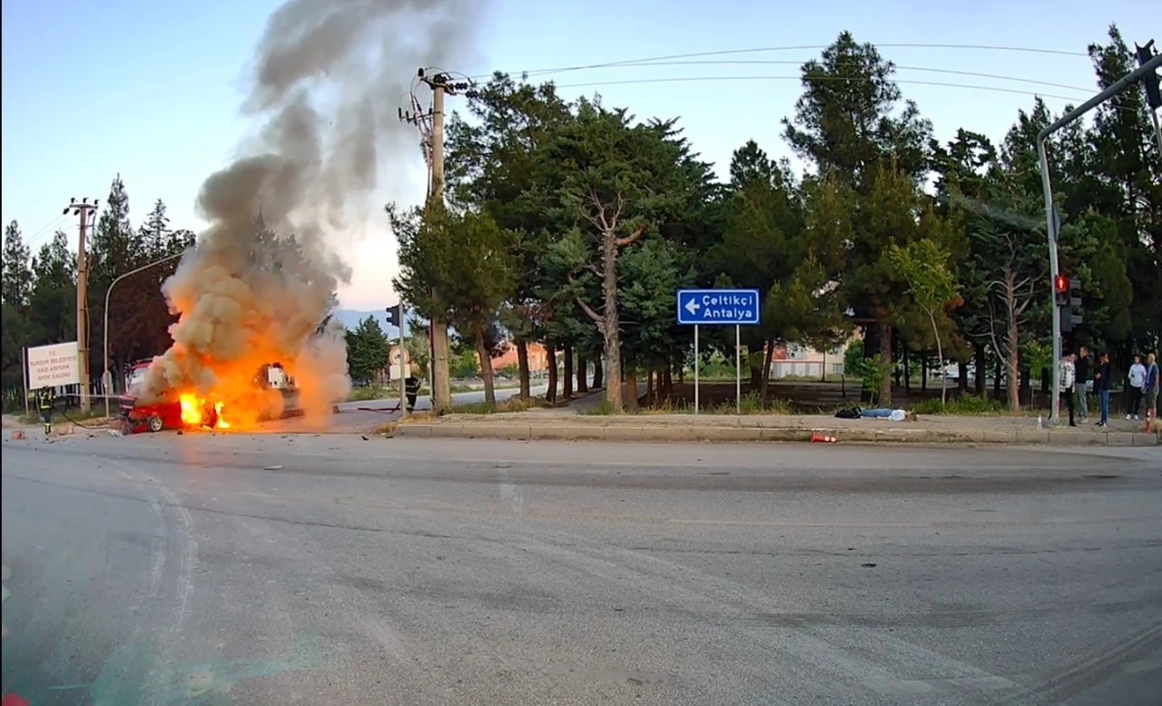 Kontrolden çıkan otomobil önce refüje, sonra tıra çarpıp alev aldı: 1 ağır yaralı
