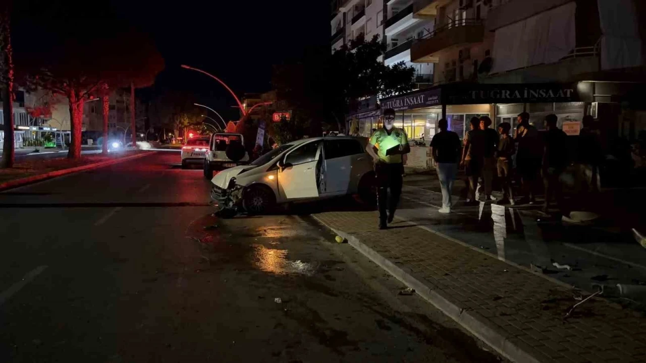 Kontrolden &ccedil;ıkan otomobil ortalığı savaş alanına &ccedil;evirdi
