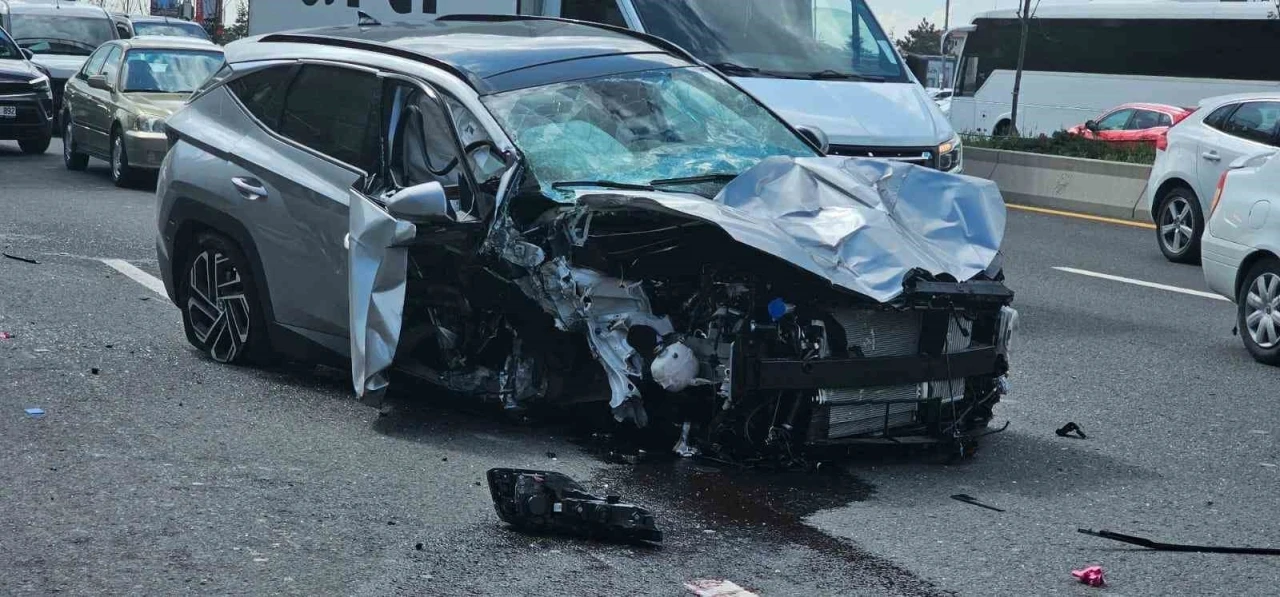 Kontrolden çıkan otomobil otobüs durağına daldı: 2 ağır yaralı
