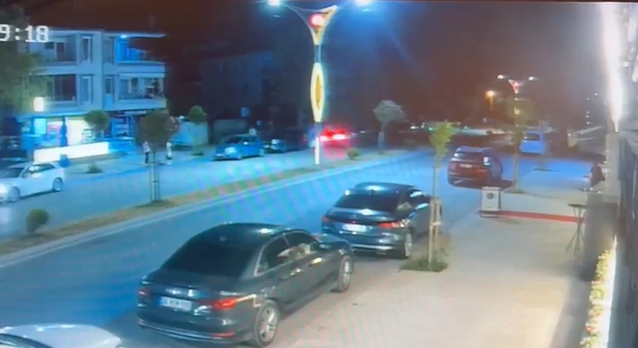 Kontrolden &ccedil;ıkan otomobil park halindeki ara&ccedil;lara &ccedil;arptı: O anlar kamerada
