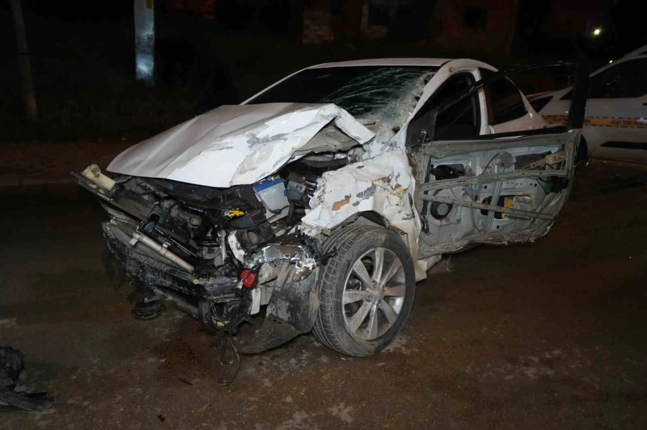 Kontrolden &ccedil;ıkan otomobil, park halindeki &ccedil;ekiciye &ccedil;arptı: 1 &ouml;l&uuml;, 1 yaralı
