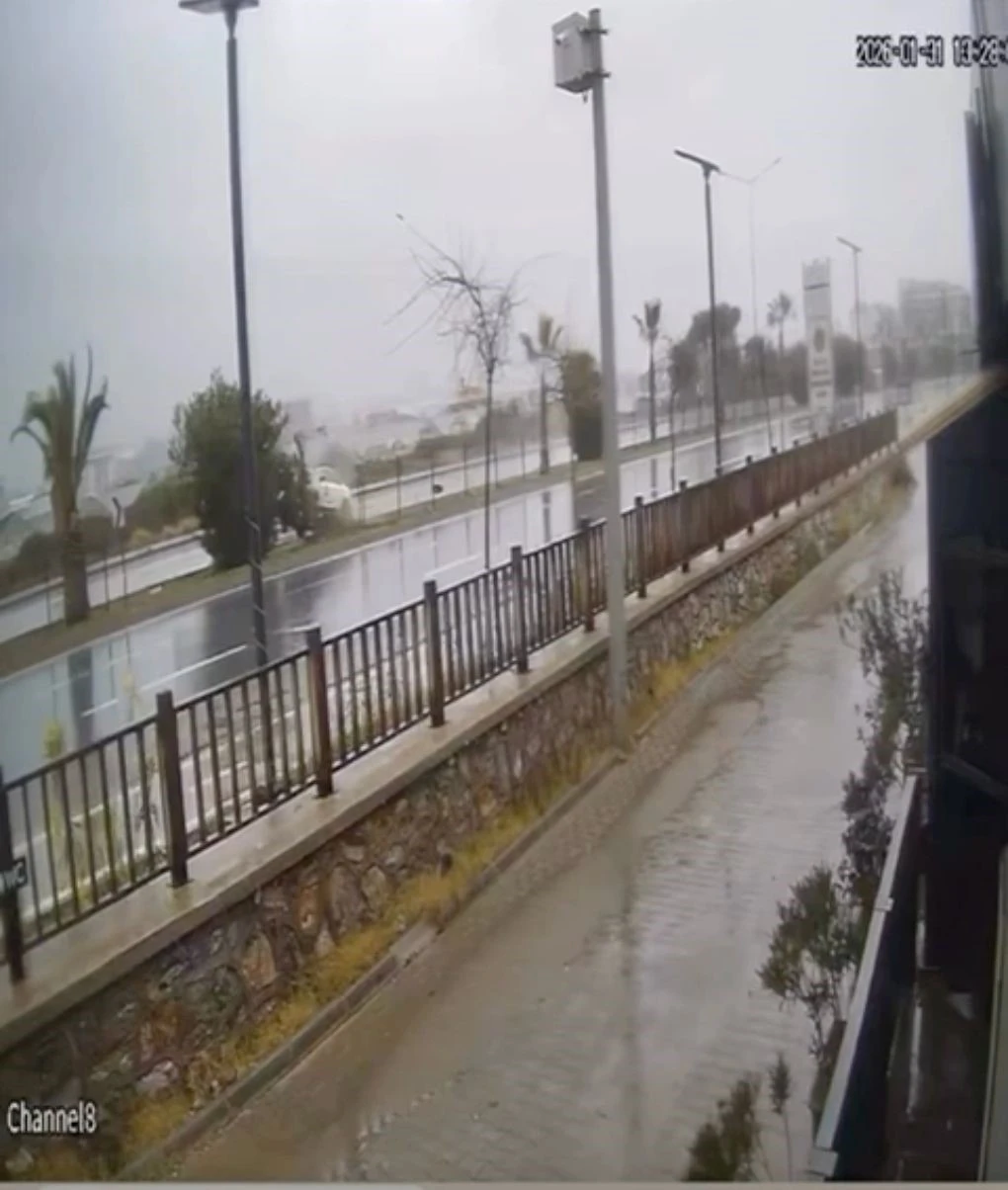 Kontrolden &ccedil;ıkan otomobil ref&uuml;jdeki ağaca &ccedil;arpıp takla attı
