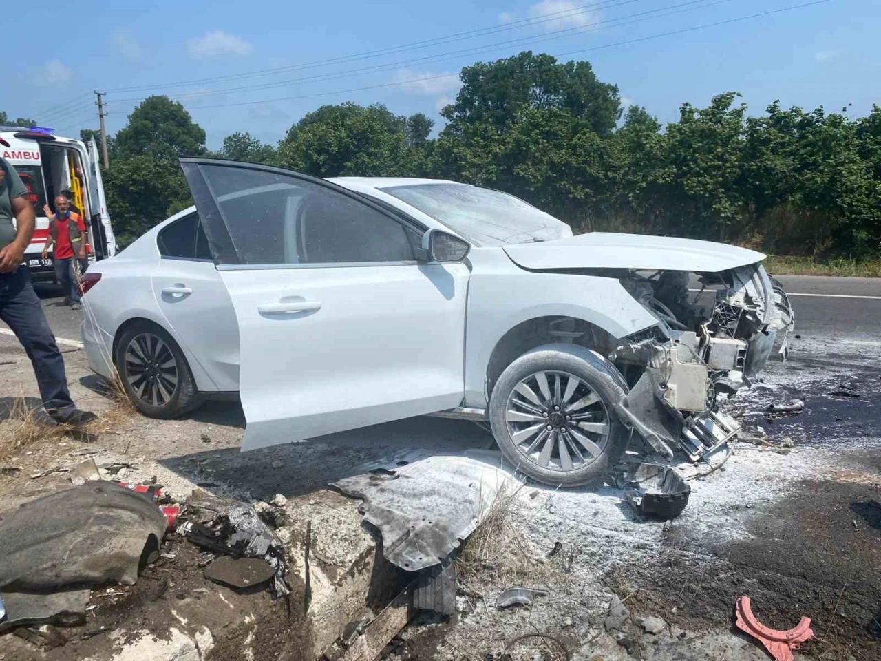 Kontrolden çıkan otomobil refüje çarpınca alev aldı: 2 yaralı
