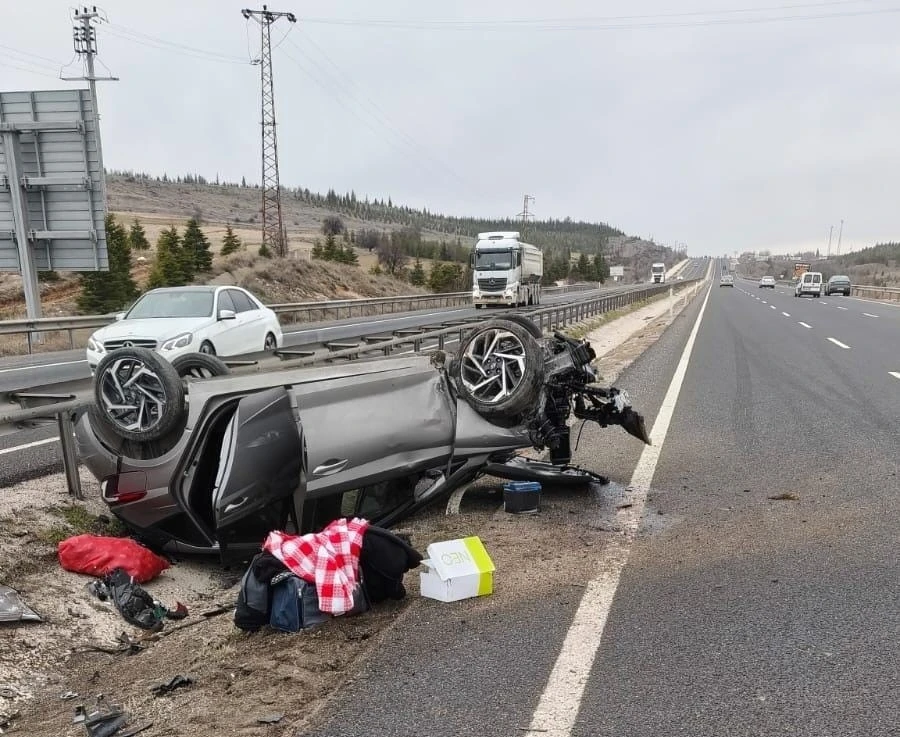 Kontrolden &ccedil;ıkan otomobil ters d&ouml;nd&uuml;: 2 yaralı
