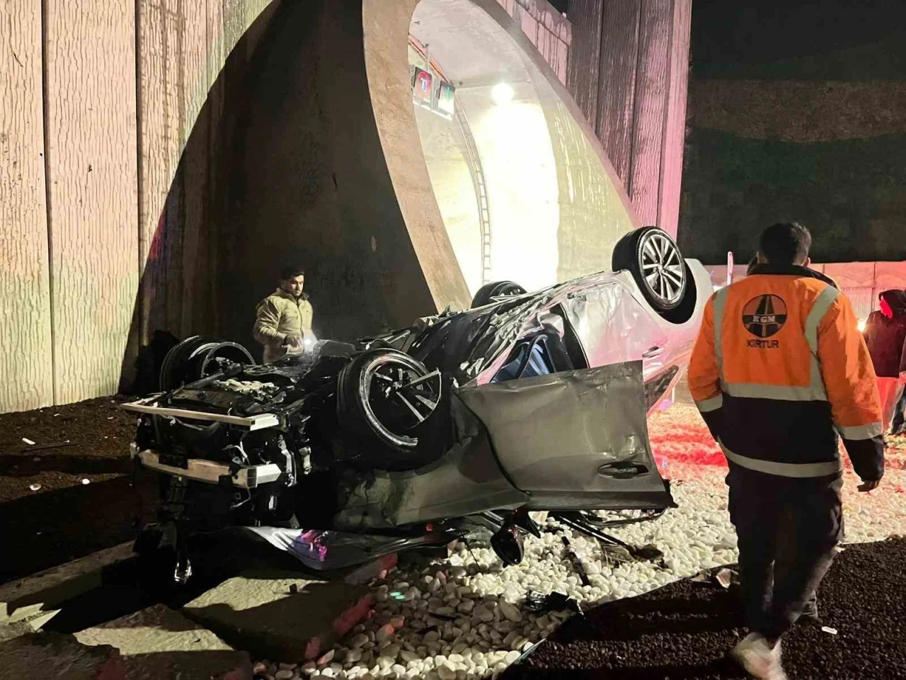 Kontrolden &ccedil;ıkan otomobil t&uuml;nel girişinde takla attı: 1 yaralı
